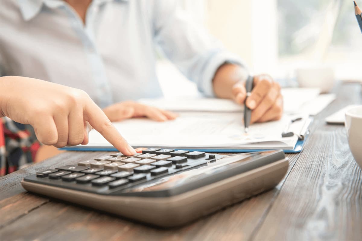 Asesoría laboral: Gestión de nóminas y contratos.